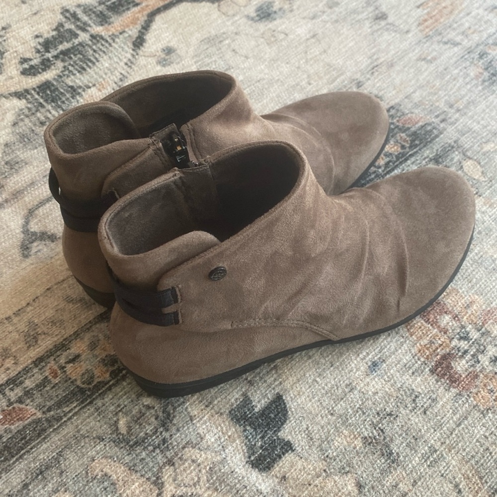 EUC Bussola Low Wedge
Bootie - Beige Size 38